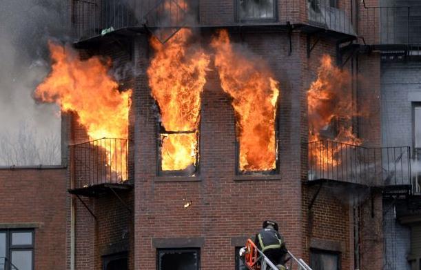 Δύο πυροσβέστες νεκροί στη μάχη με τις φλόγες σε κτίριο της Βοστώνης